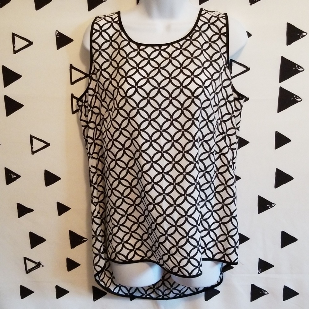 Sleeveless hi-low tunic.